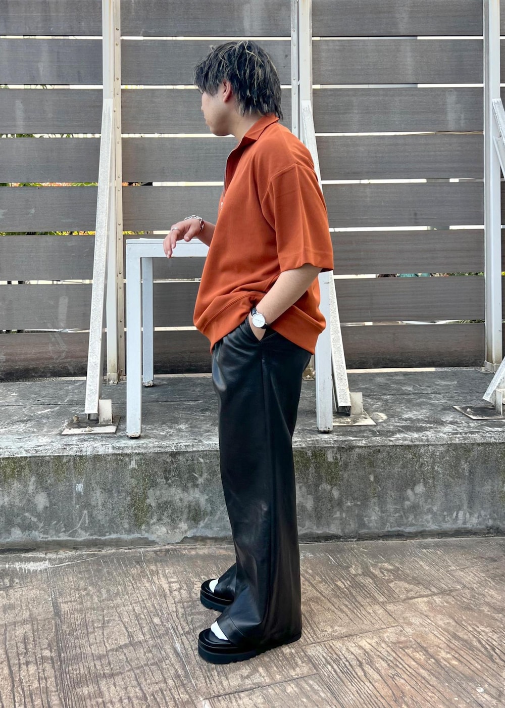 ブラック系のその他パンツ、オレンジ系のTシャツ/カットソー、ブラック系のタンクトップを着用したメンズの夏コーディネートの4枚目の写真