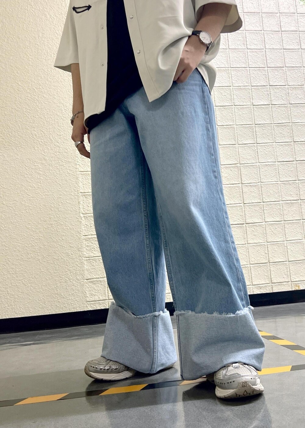 ブラック系のタンクトップ、ブルー系のデニムパンツ、ホワイト系のシャツ/ブラウスを着用したメンズの夏コーディネートの5枚目の写真