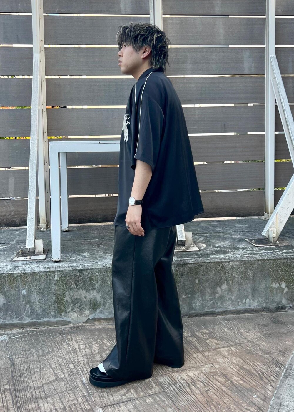 ブラック系のその他パンツ、ブラック系のタンクトップ、ブラック系のサンダルを着用したメンズの夏コーディネートの2枚目の写真