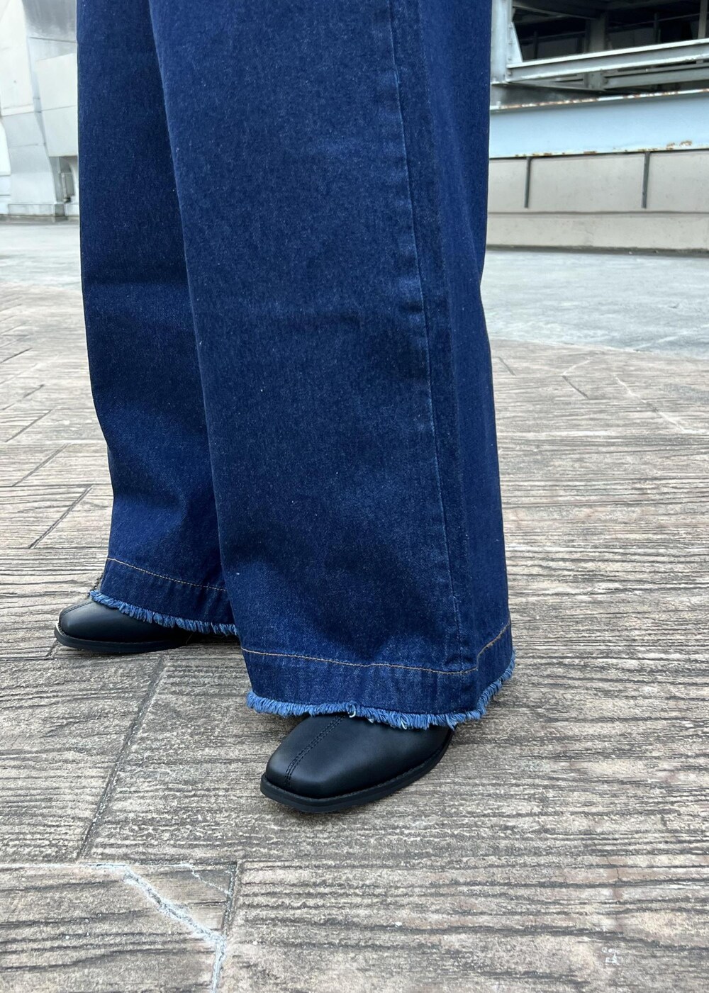 ブラック系のブーツ、ブラック系のスウェット、ブルー系のブルゾンを着用したメンズの春コーディネートの7枚目の写真