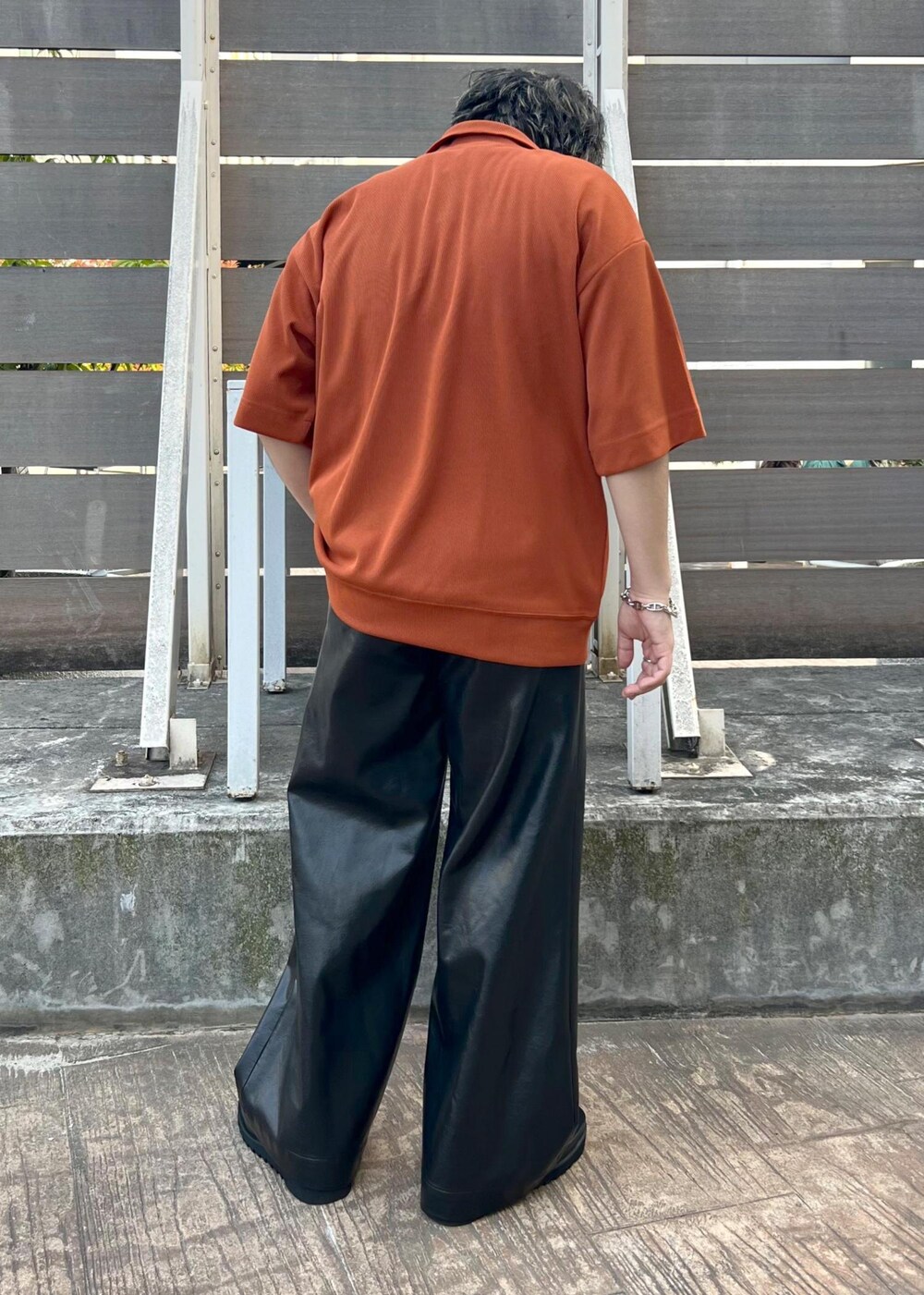 ブラック系のその他パンツ、オレンジ系のTシャツ/カットソー、ブラック系のタンクトップを着用したメンズの夏コーディネートの5枚目の写真