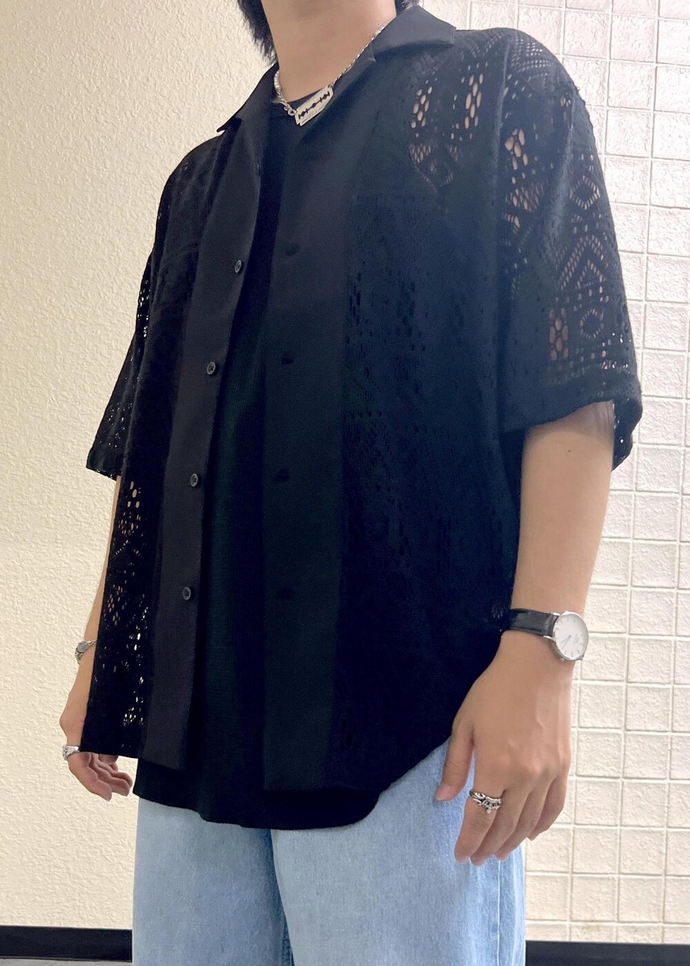 ブラック系のタンクトップ、ブラック系のシャツ/ブラウス、ブルー系のデニムパンツを着用したメンズの夏コーディネートの4枚目の写真
