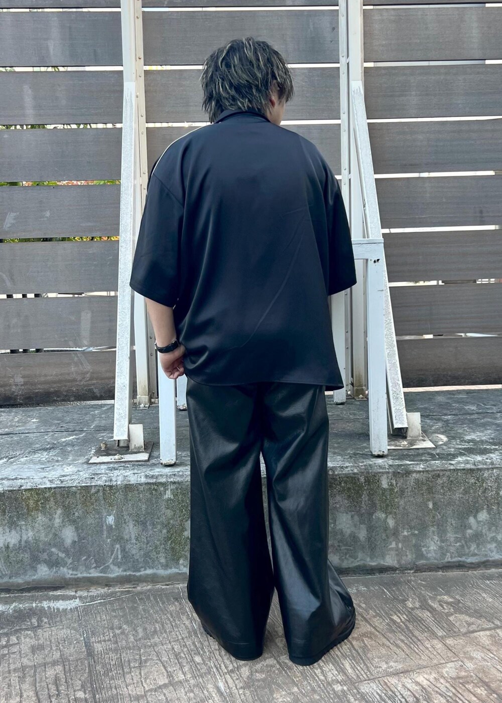 ブラック系のその他パンツ、ブラック系のタンクトップ、ブラック系のサンダルを着用したメンズの夏コーディネートの3枚目の写真