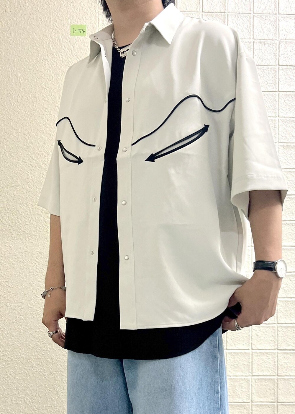 ブラック系のタンクトップ、ブルー系のデニムパンツ、ホワイト系のシャツ/ブラウスを着用したメンズの夏コーディネートの4枚目の写真