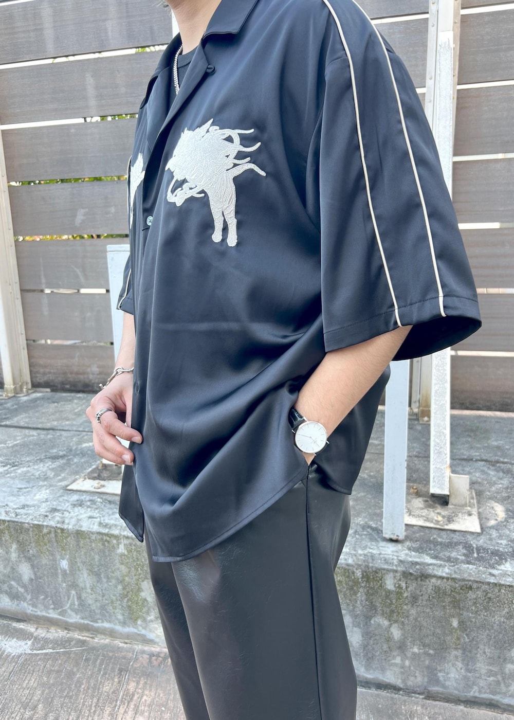 ブラック系のその他パンツ、ブラック系のタンクトップ、ブラック系のサンダルを着用したメンズの夏コーディネートの4枚目の写真