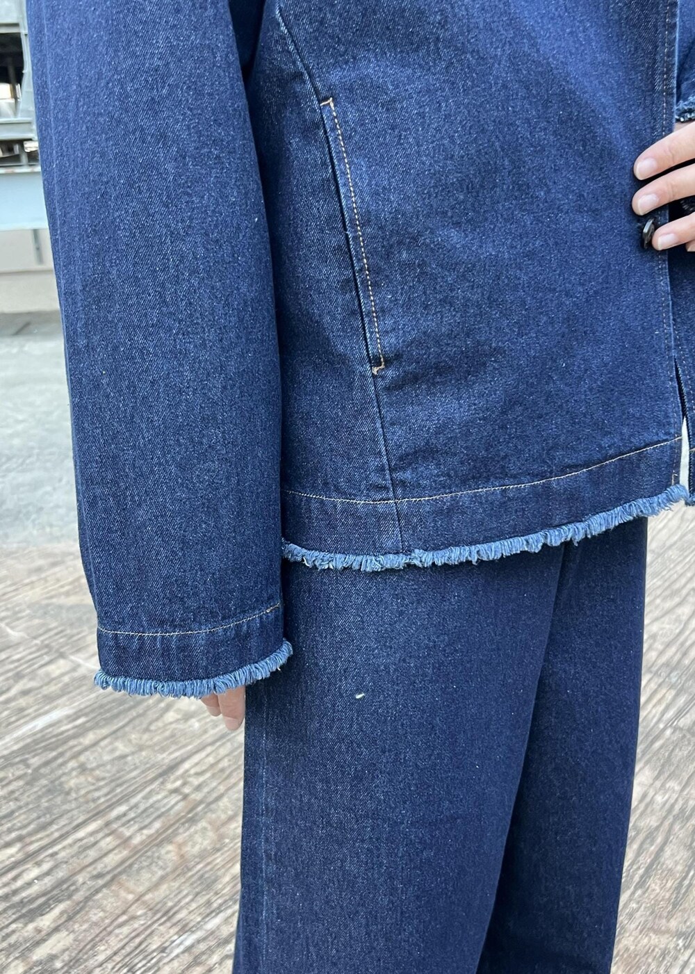 ブラック系のブーツ、ブラック系のスウェット、ブルー系のブルゾンを着用したメンズの春コーディネートの6枚目の写真