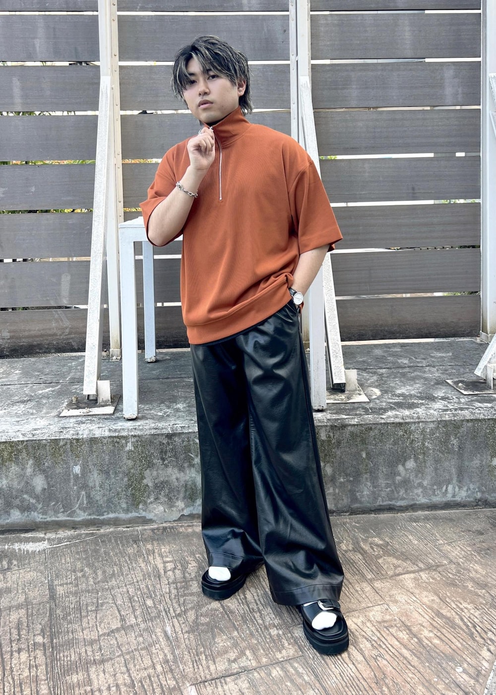 ブラック系のその他パンツ、オレンジ系のTシャツ/カットソー、ブラック系のタンクトップを着用したメンズの夏コーディネートの3枚目の写真