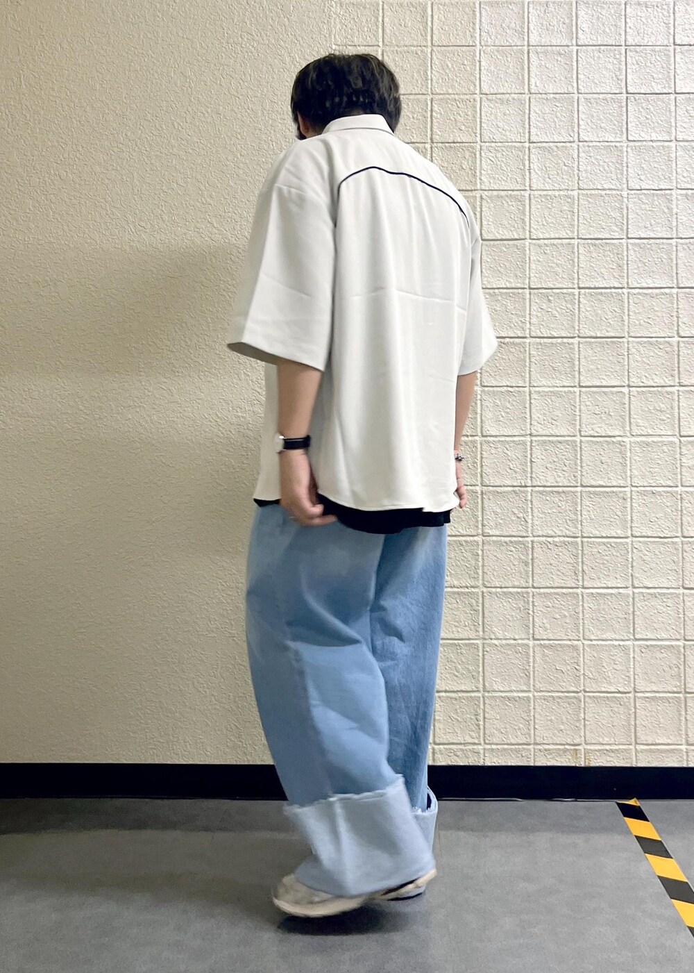 ブラック系のタンクトップ、ブルー系のデニムパンツ、ホワイト系のシャツ/ブラウスを着用したメンズの夏コーディネートの3枚目の写真