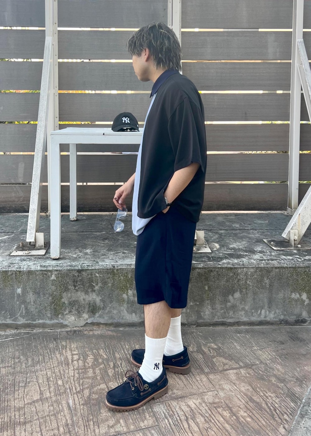 ブルー系のその他シューズ、ブルー系のその他パンツ、ブルー系のシャツ/ブラウスを着用したメンズの夏コーディネートの2枚目の写真