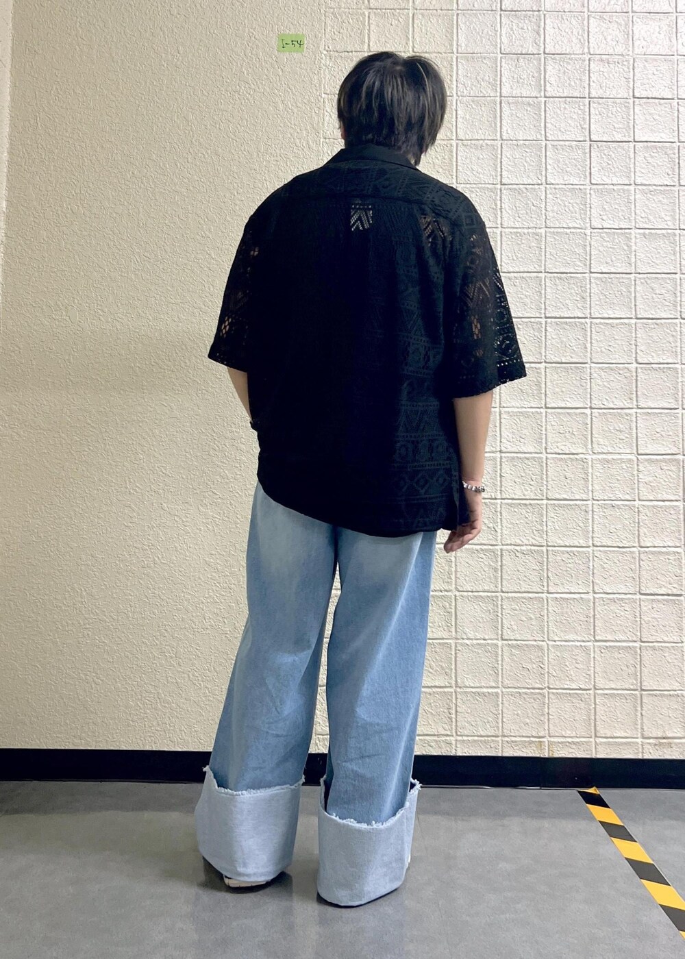 ブラック系のタンクトップ、ブラック系のシャツ/ブラウス、ブルー系のデニムパンツを着用したメンズの夏コーディネートの3枚目の写真