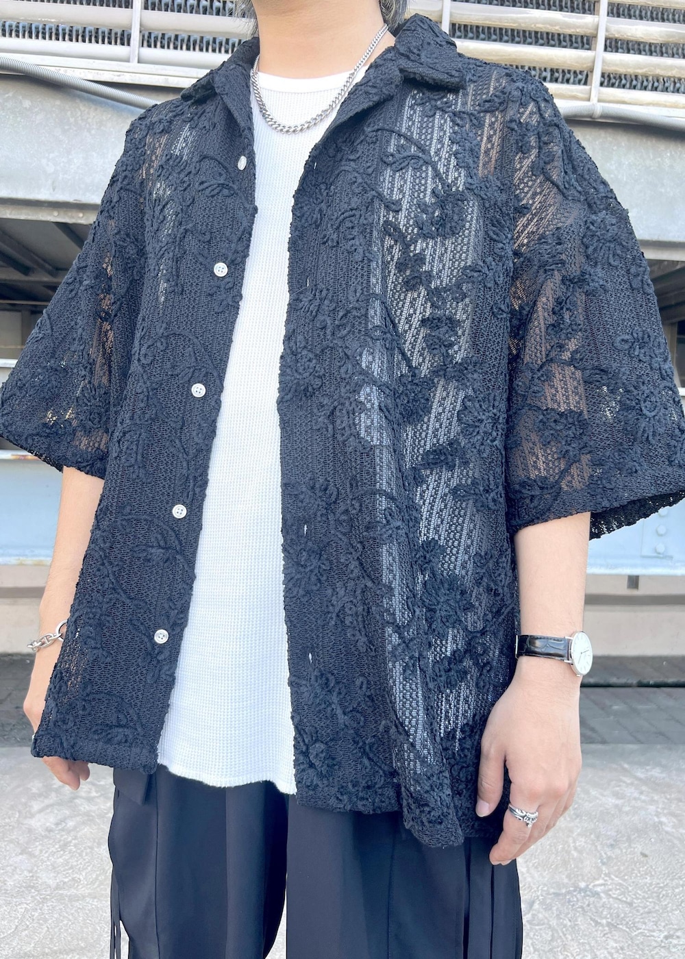 ホワイト系のスニーカー、ブラック系のシャツ/ブラウス、ホワイト系のタンクトップを着用したメンズの夏コーディネートの6枚目の写真