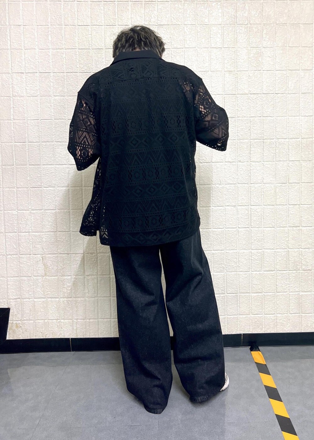 ブラック系のデニムパンツ、ブラック系のタンクトップ、ブラック系のシャツ/ブラウスを着用したメンズの夏コーディネートの3枚目の写真