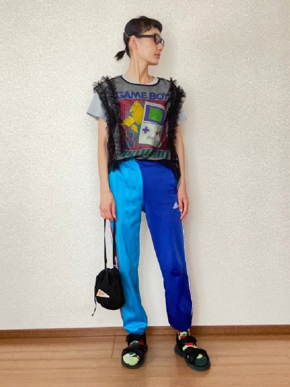 ブラック系のサンダル、ブラック系のショルダーバッグ、ブルー系のその他パンツを着用したレディースの春コーディネートの2枚目の写真