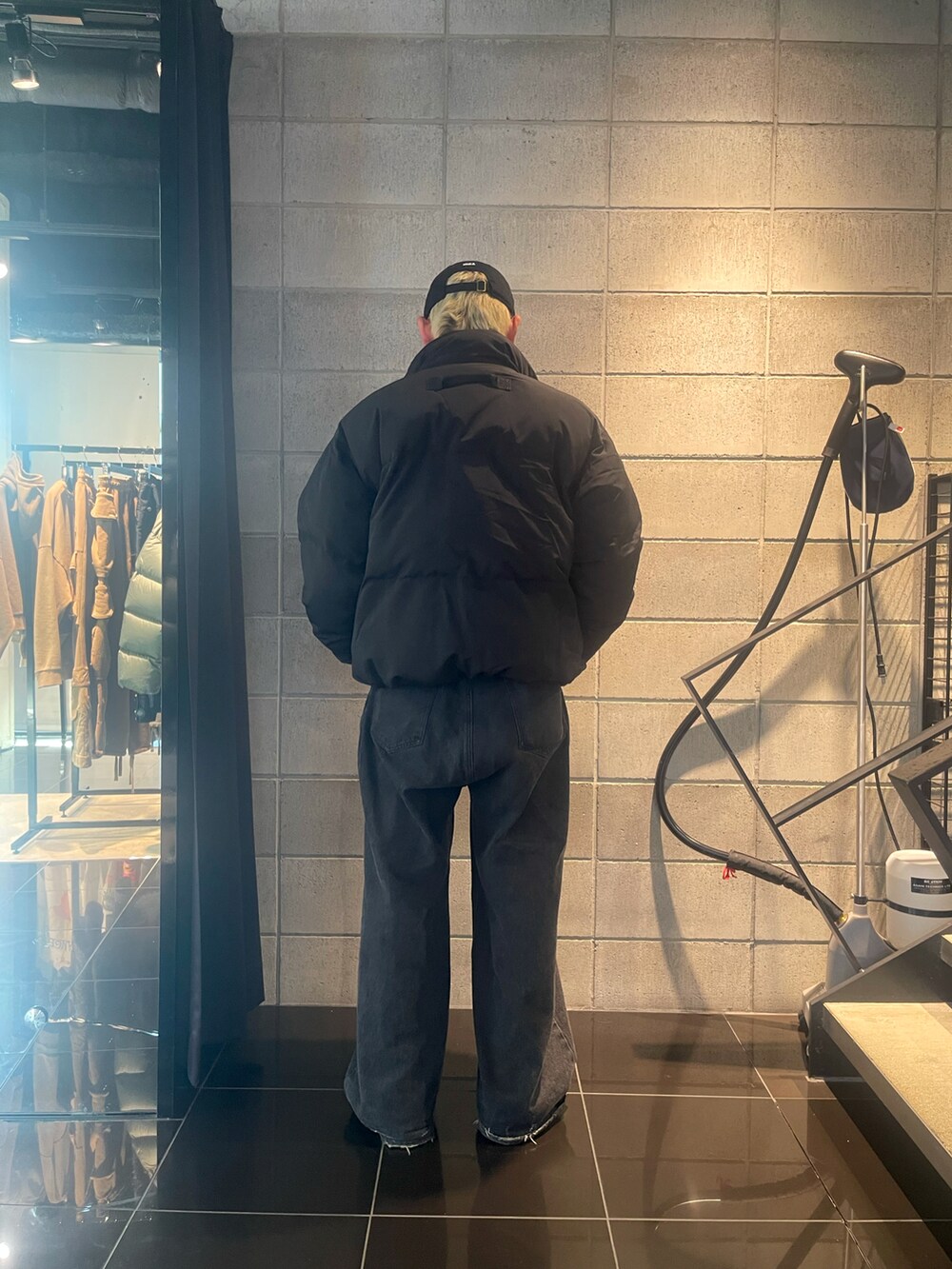 ブラック系のその他アウター、ブラック系のブルゾンを着用したメンズの冬コーディネートの2枚目の写真