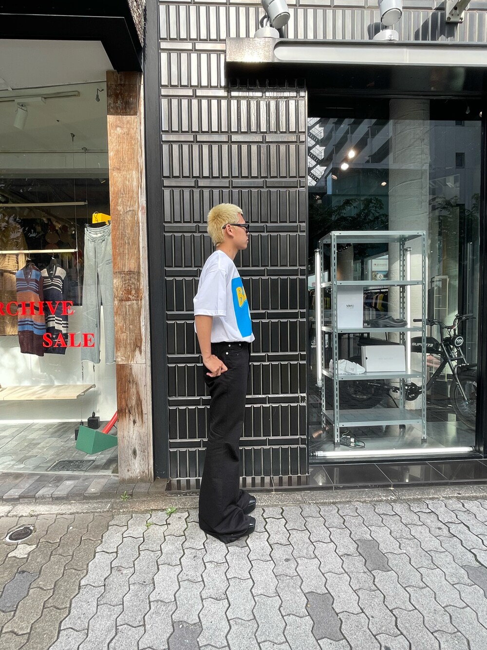 ホワイト系のTシャツ/カットソーを着用したメンズの夏コーディネートの2枚目の写真