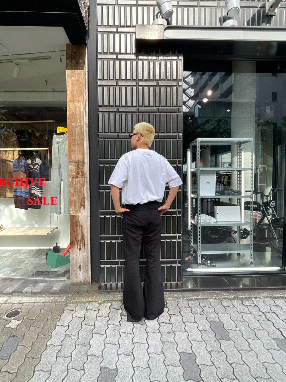 ホワイト系のTシャツ/カットソーを着用したメンズの夏コーディネートの3枚目の写真