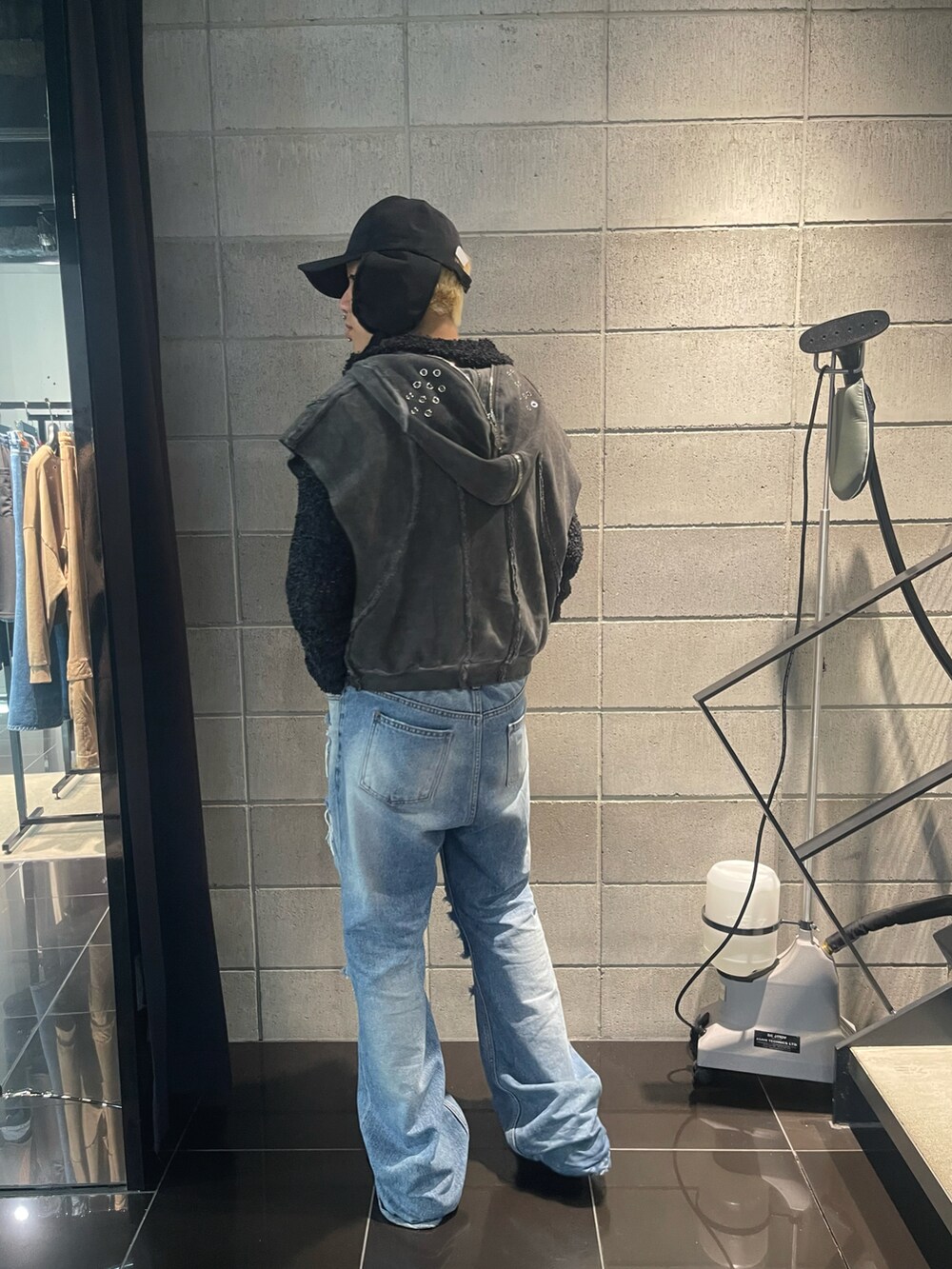 ブラック系のキャップ、ブラック系のキャップを着用したメンズの冬コーディネートの2枚目の写真