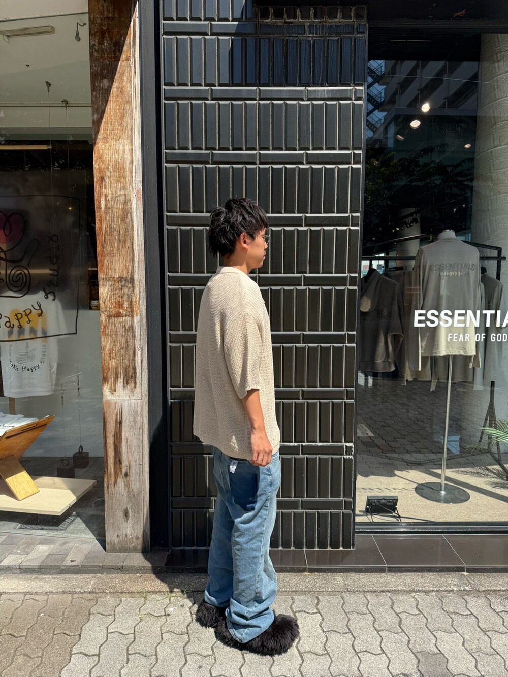 ベージュ系のシャツ/ブラウスを着用したメンズの夏コーディネートの2枚目の写真