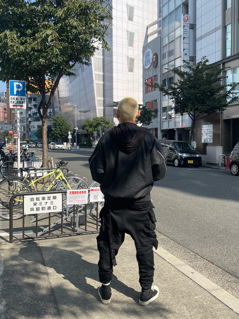 「シンプル、ブラック、秋ファッション、モード、冬、シンプルコーデ、モードストリート、ストリートコーデ、秋服準備はじめました、ファッションを楽しもう」｜「DANKE SCHONのDankeSchon/ダンケシェーン/PREMIUM COATING MA-1/コーティングMA-1（MA-1、ブラック系）」を使った、たいせいさん（メンズ・172cm）の秋コーディネートの2枚目の写真