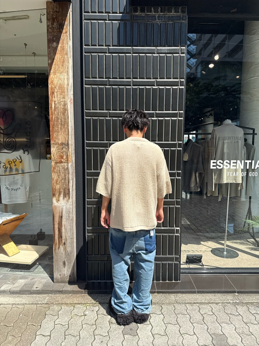 ベージュ系のシャツ/ブラウスを着用したメンズの夏コーディネートの3枚目の写真