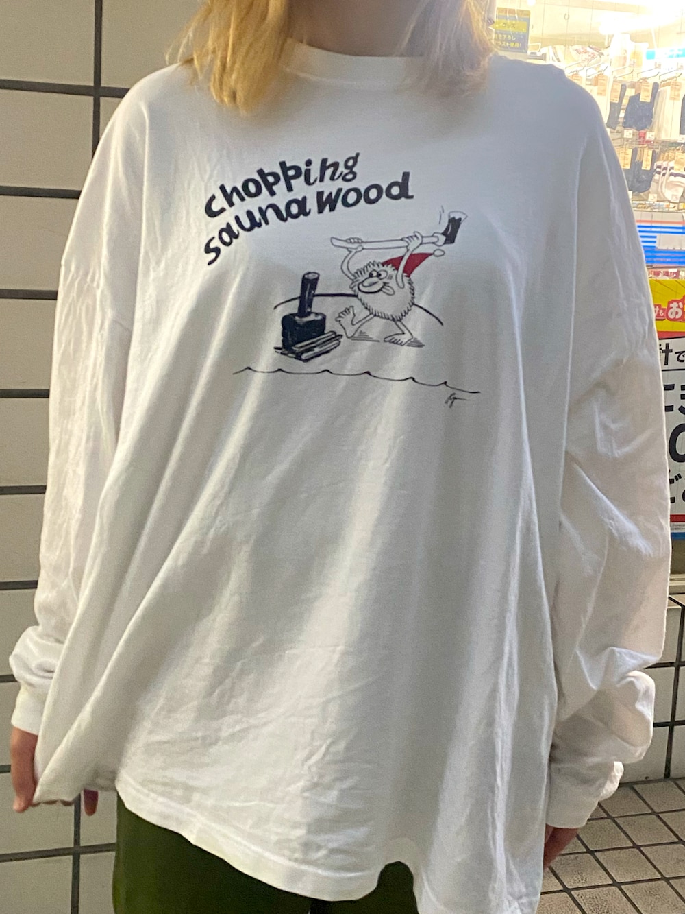 ホワイト系のTシャツ/カットソー、グレー系のスニーカー、グリーン系のカーゴパンツを着用したレディースの秋コーディネートの2枚目の写真