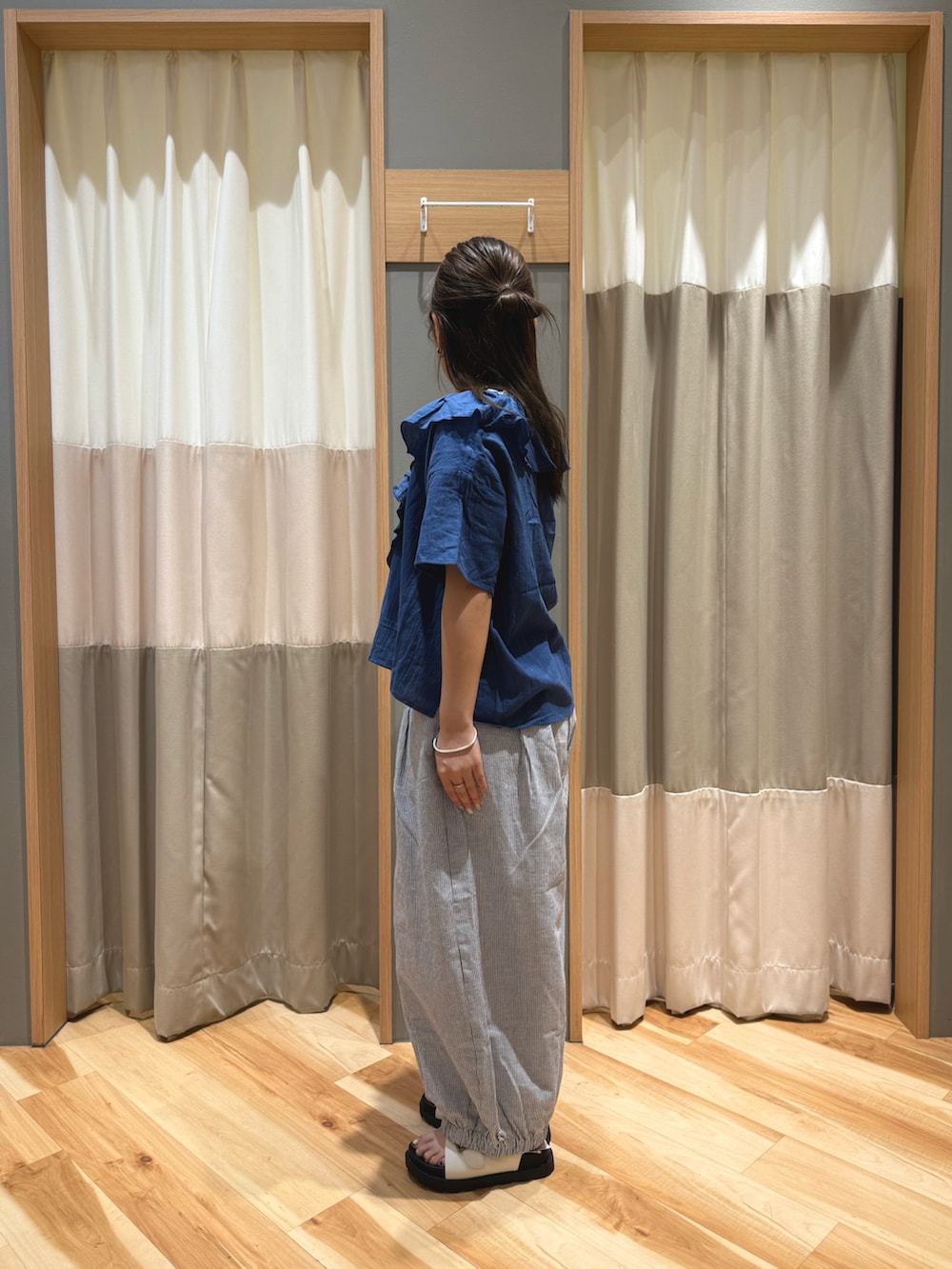 ホワイト系のサンダル、ブルー系のパンツ、ホワイト系のTシャツ/カットソーを着用したレディースの夏コーディネートの4枚目の写真