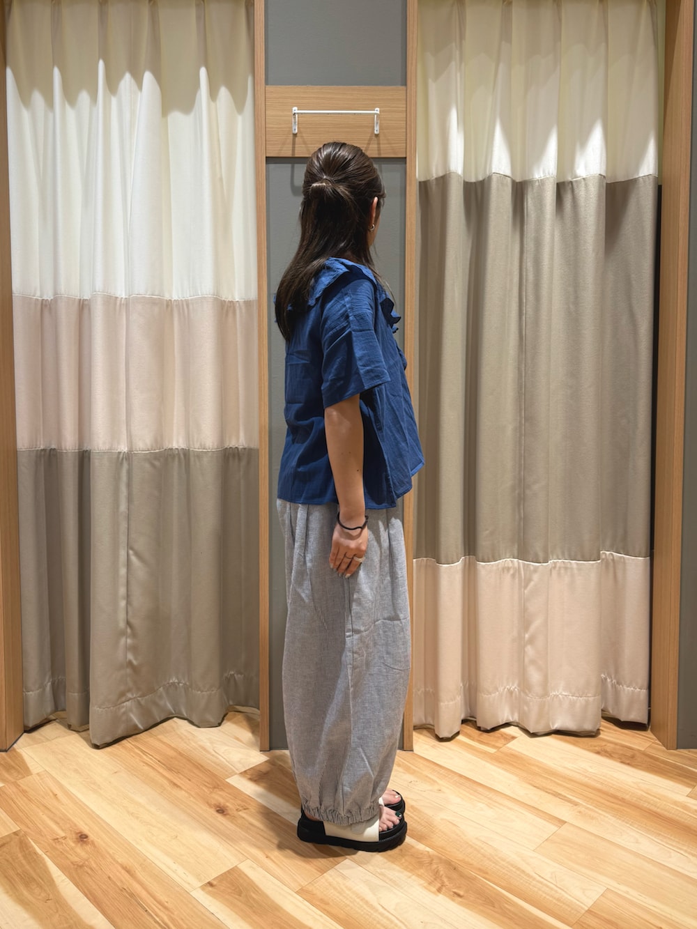 ホワイト系のサンダル、ブルー系のパンツ、ホワイト系のTシャツ/カットソーを着用したレディースの夏コーディネートの2枚目の写真