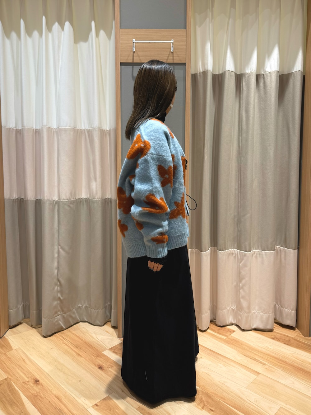 ブラック系のTシャツ/カットソー、ブラック系のワンピース、ブルー系のカーディガン/ボレロを着用したレディースの冬コーディネートの2枚目の写真