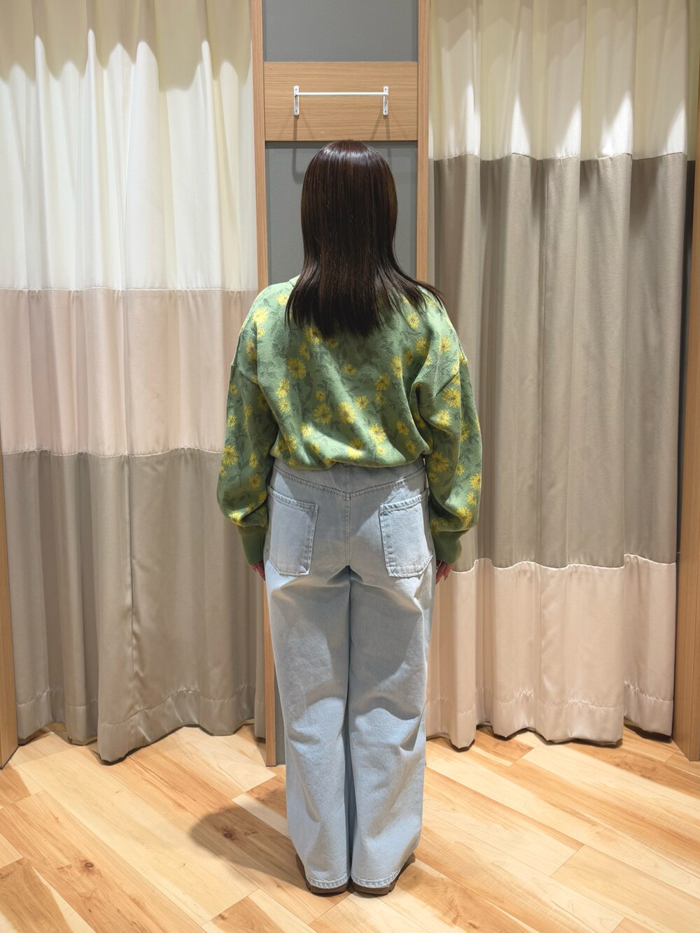 ブルー系のその他パンツ、ホワイト系のニット/セーター、グリーン系のカーディガン/ボレロを着用したレディースの冬コーディネートの3枚目の写真