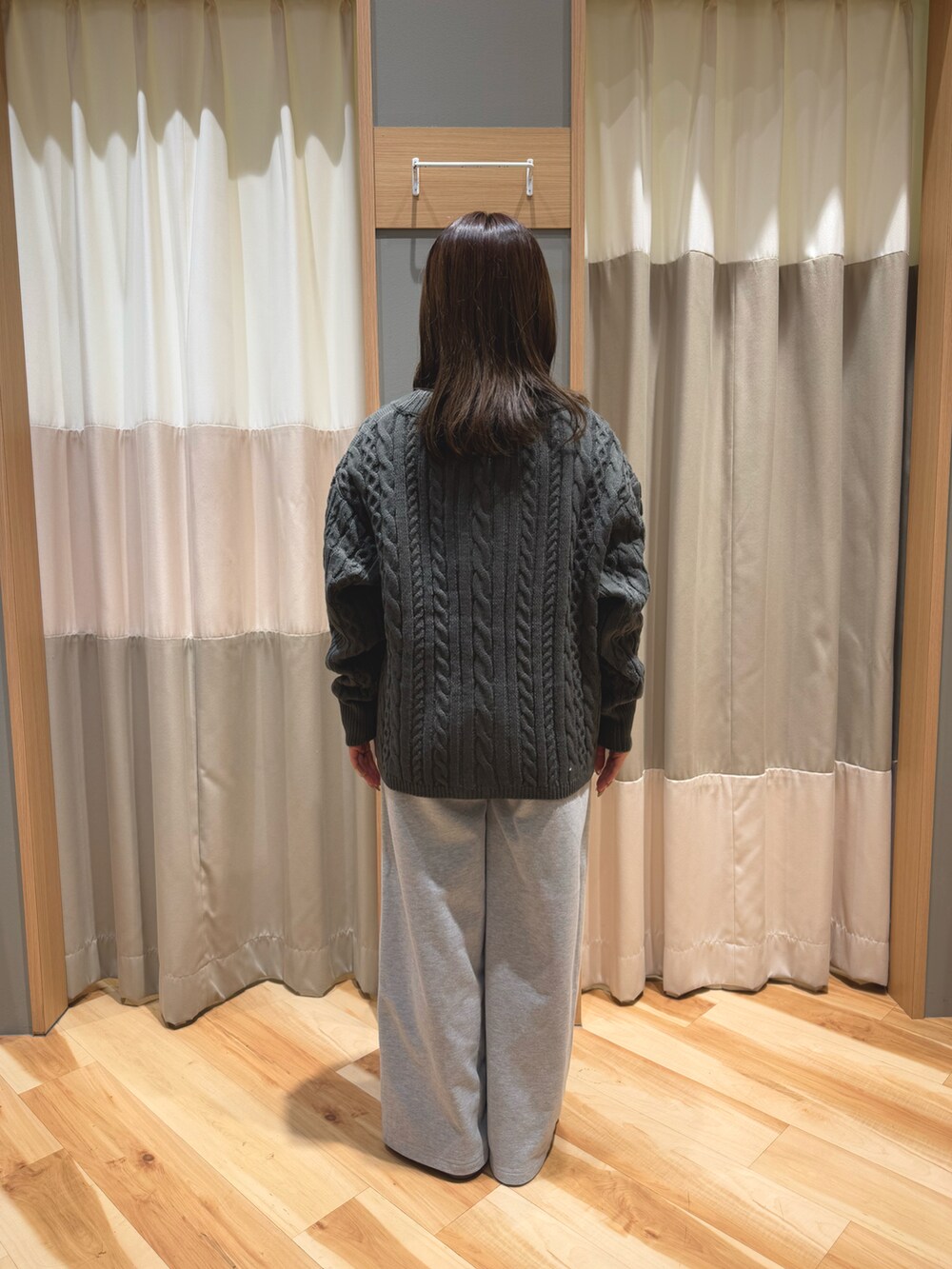 ブラック系のTシャツ/カットソー、グレー系のカーディガン/ボレロ、グレー系のその他パンツを着用したレディースの冬コーディネートの3枚目の写真