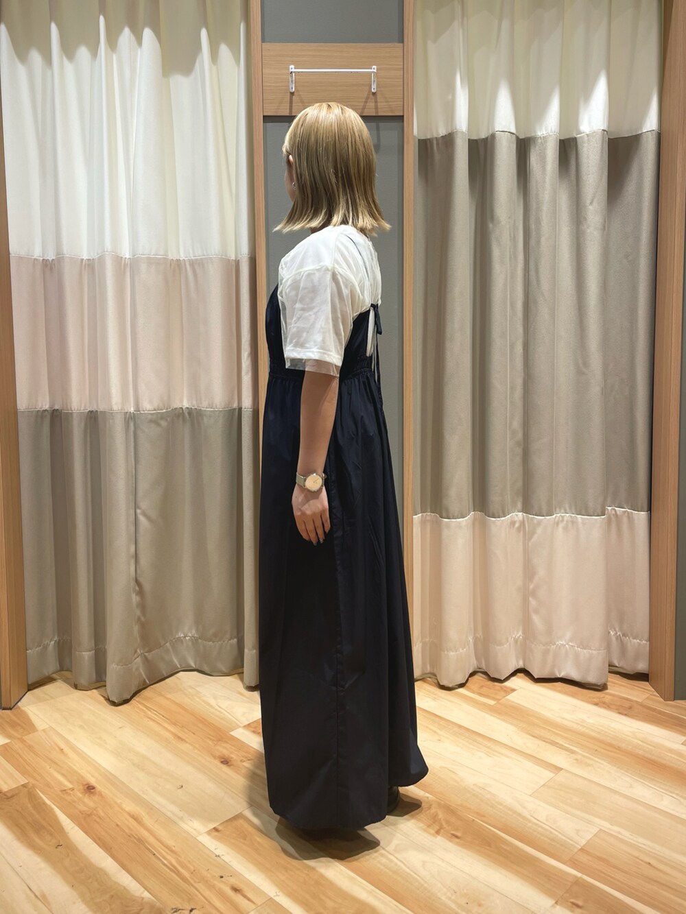 ブラック系のワンピース、ホワイト系のTシャツ/カットソー、ブラック系のドレスシューズを着用したレディースの夏コーディネートの4枚目の写真