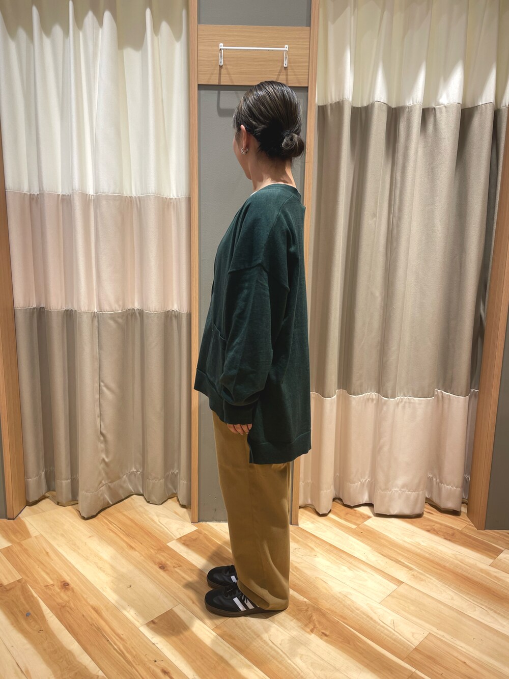 ベージュ系のその他パンツ、ブラック系のハンドバッグ、グリーン系のカーディガン/ボレロを着用したレディースの秋コーディネートの4枚目の写真