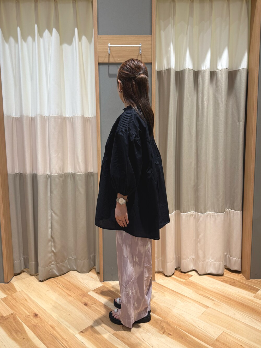 ピンク系のその他パンツ、ベージュ系のドレスシューズ、ブラック系のシャツ/ブラウスを着用したレディースの春コーディネートの4枚目の写真