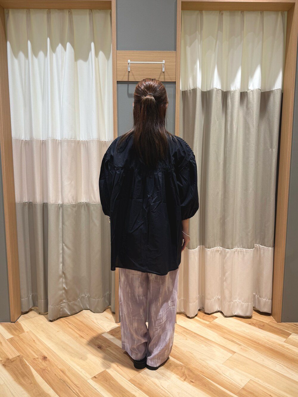 ピンク系のその他パンツ、ベージュ系のドレスシューズ、ブラック系のシャツ/ブラウスを着用したレディースの春コーディネートの3枚目の写真