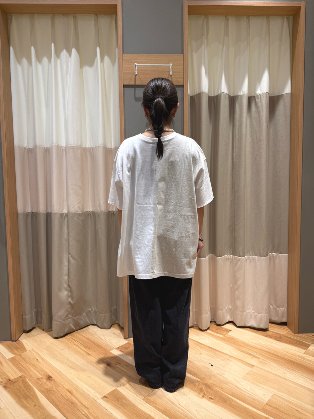 ブラック系のその他パンツ、ホワイト系のTシャツ/カットソーを着用したレディースの夏コーディネートの3枚目の写真