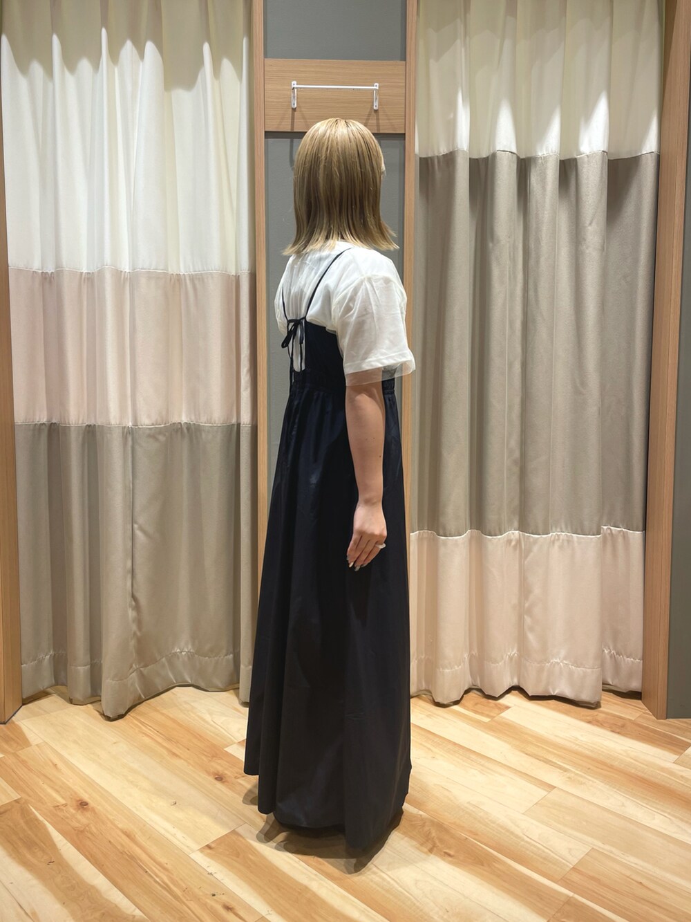 ブラック系のワンピース、ホワイト系のTシャツ/カットソー、ブラック系のドレスシューズを着用したレディースの夏コーディネートの2枚目の写真