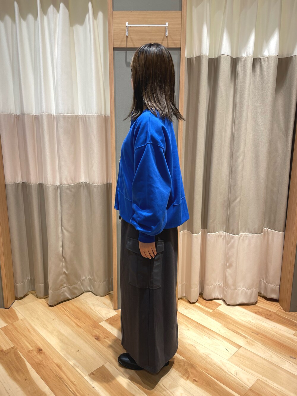 ブラック系のドレスシューズ、グレー系のスカート、ブラック系のハンドバッグを着用したレディースの秋コーディネートの4枚目の写真