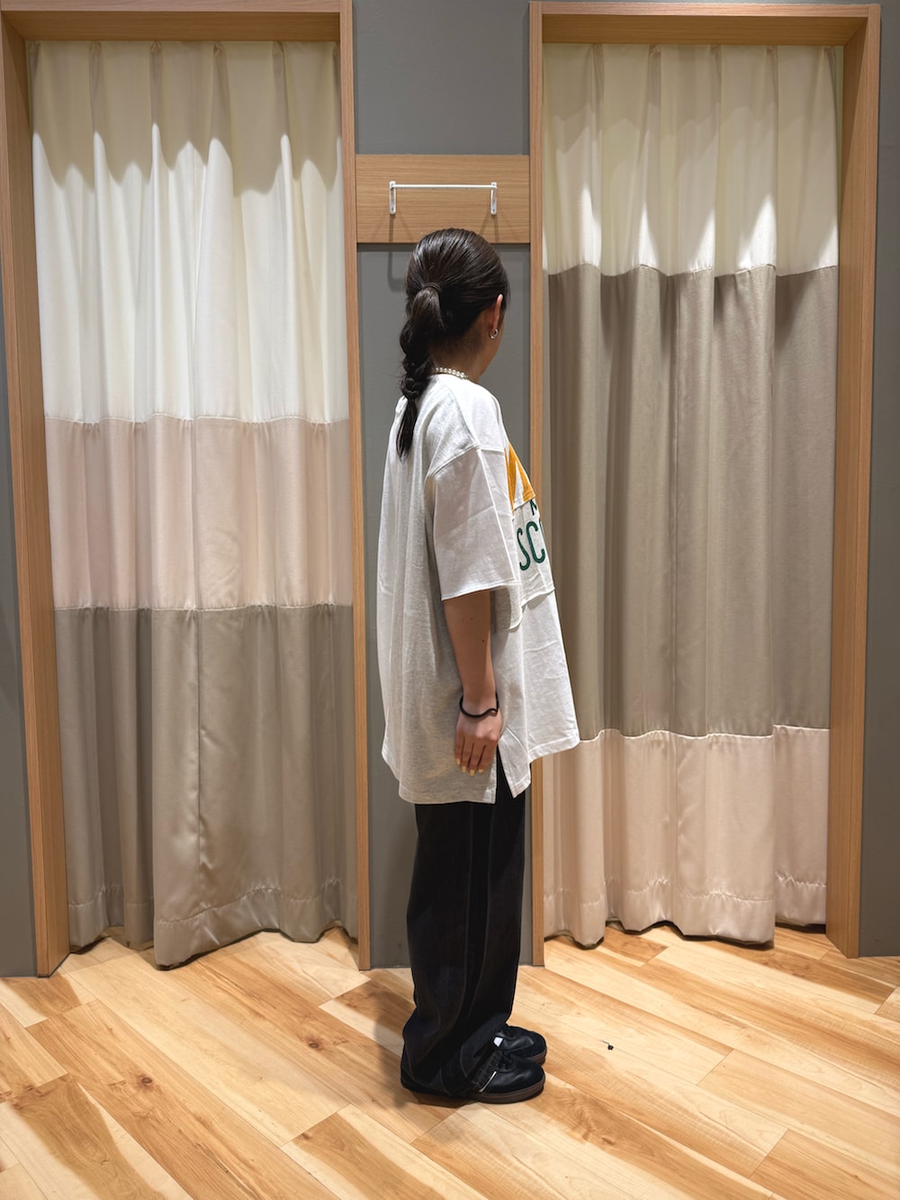 ブラック系のその他パンツ、ホワイト系のTシャツ/カットソーを着用したレディースの夏コーディネートの2枚目の写真