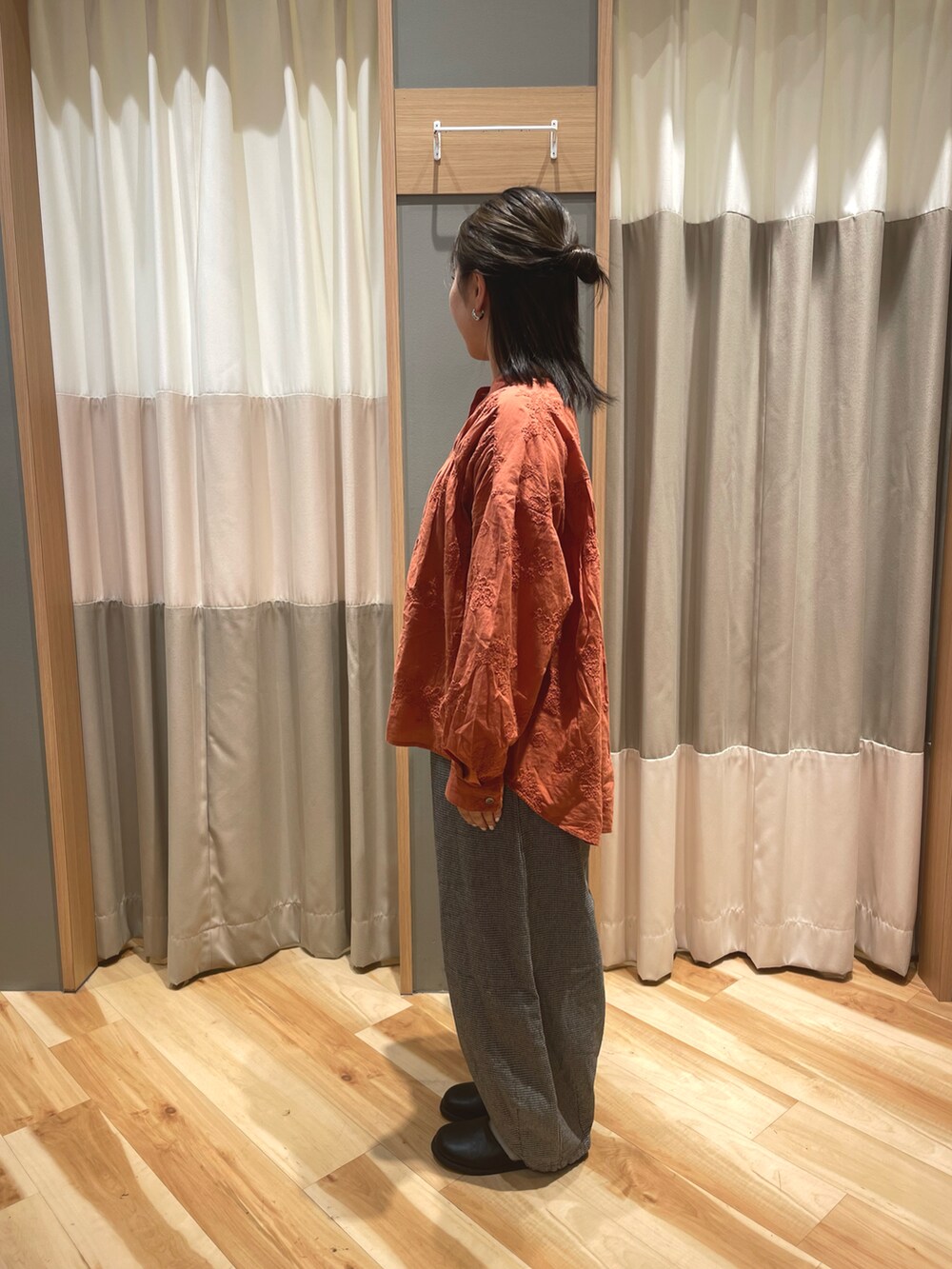ブラック系のドレスシューズ、オレンジ系のシャツ/ブラウス、グレー系のその他パンツを着用したレディースの秋コーディネートの4枚目の写真