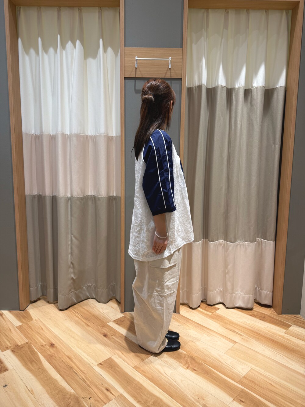 ホワイト系のTシャツ/カットソー、ベージュ系のその他パンツ、ホワイト系のTシャツ/カットソーを着用したレディースの春コーディネートの2枚目の写真