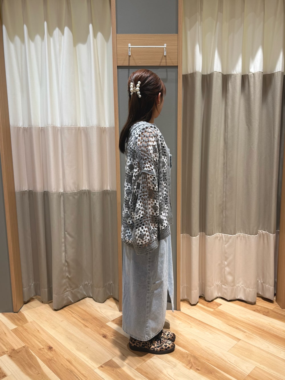ホワイト系のTシャツ/カットソー、ブルー系のワンピース、グレー系のカーディガン/ボレロを着用したレディースの春コーディネートの2枚目の写真