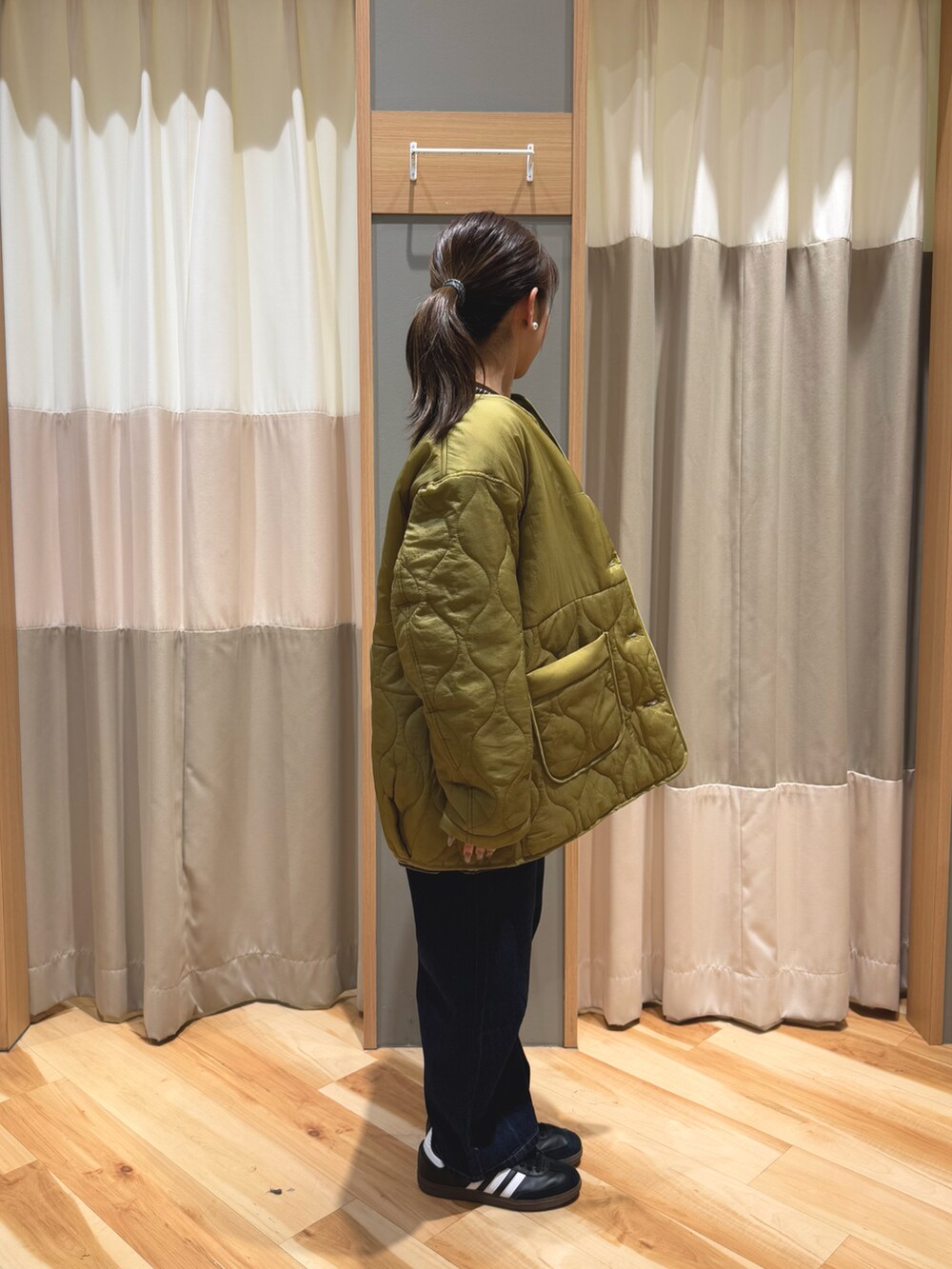 ブルー系のその他パンツ、グリーン系のブルゾン、ブラウン系のTシャツ/カットソーを着用したレディースの冬コーディネートの2枚目の写真