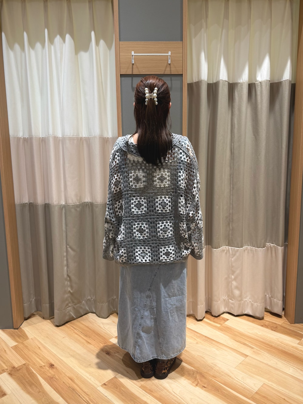ホワイト系のTシャツ/カットソー、ブルー系のワンピース、グレー系のカーディガン/ボレロを着用したレディースの春コーディネートの3枚目の写真