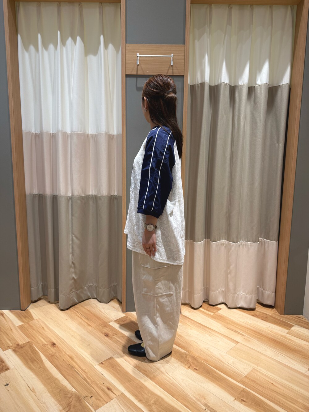 ホワイト系のTシャツ/カットソー、ベージュ系のその他パンツ、ホワイト系のTシャツ/カットソーを着用したレディースの春コーディネートの4枚目の写真