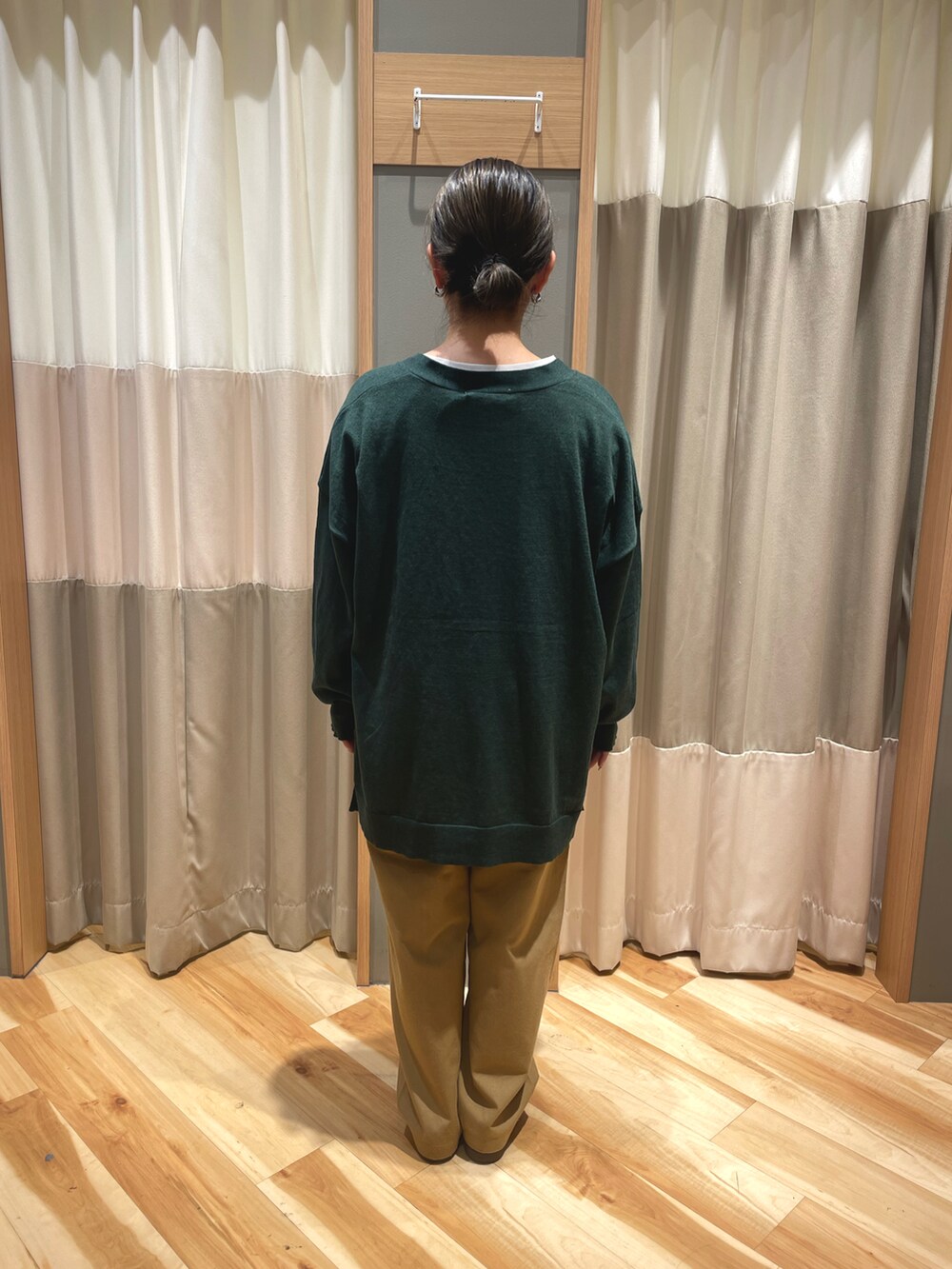 ベージュ系のその他パンツ、ブラック系のハンドバッグ、グリーン系のカーディガン/ボレロを着用したレディースの秋コーディネートの3枚目の写真