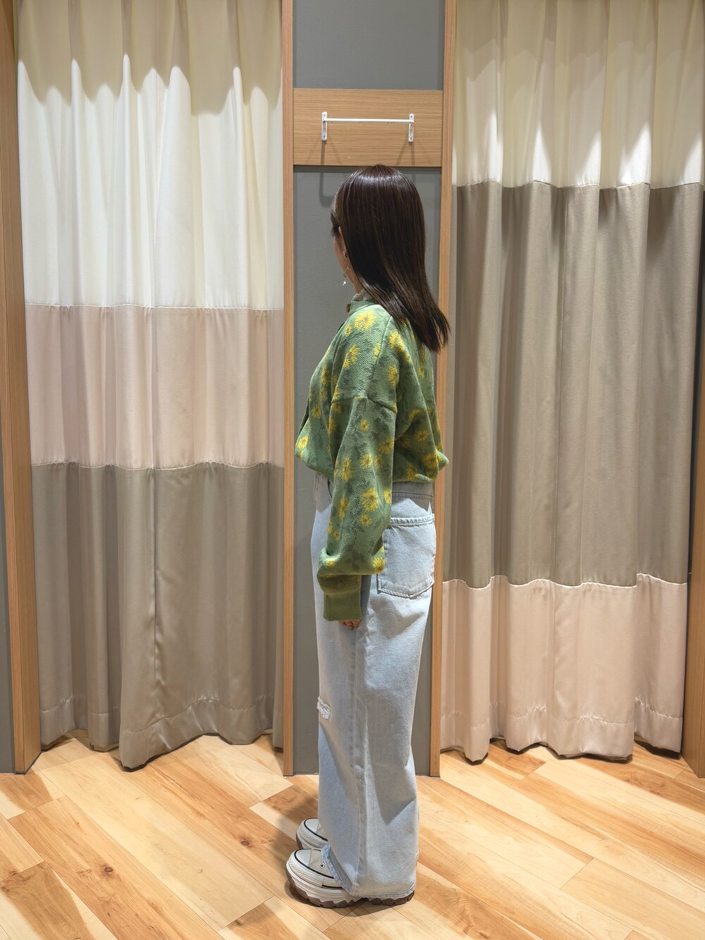 ブルー系のその他パンツ、ホワイト系のニット/セーター、グリーン系のカーディガン/ボレロを着用したレディースの冬コーディネートの4枚目の写真