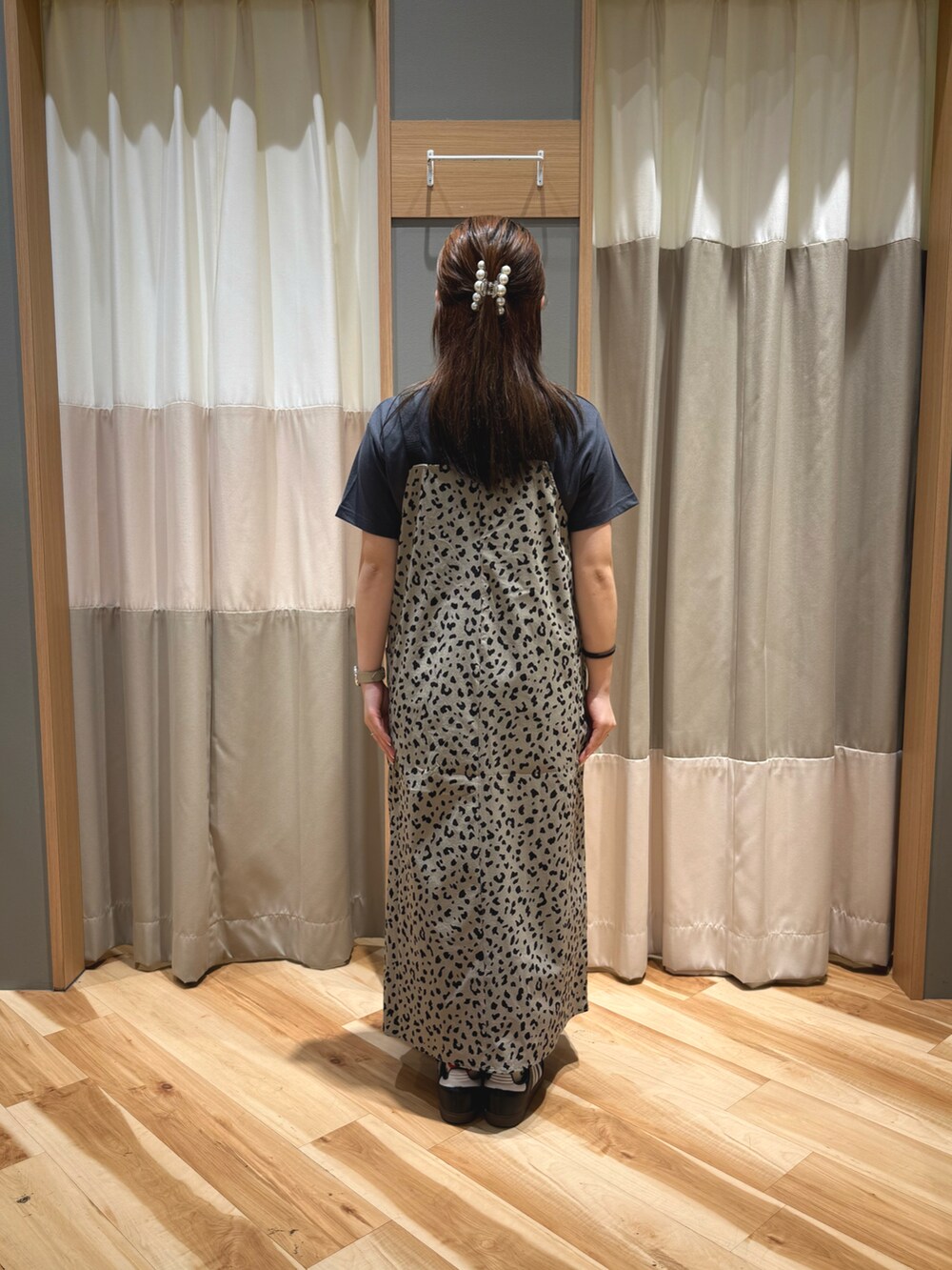 グレー系のTシャツ/カットソー、ベージュ系のワンピースを着用したレディースの春コーディネートの3枚目の写真