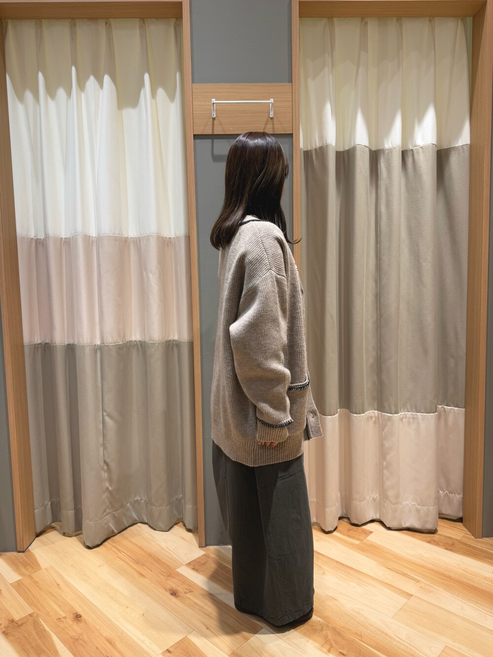 グリーン系のその他パンツ、ホワイト系のTシャツ/カットソー、ベージュ系のカーディガン/ボレロを着用したレディースの冬コーディネートの2枚目の写真