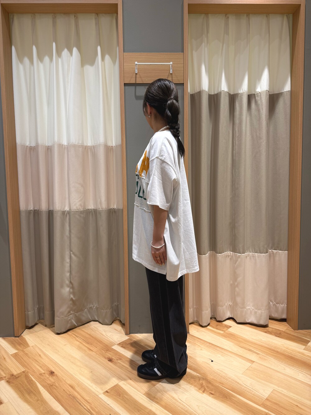 ブラック系のその他パンツ、ホワイト系のTシャツ/カットソーを着用したレディースの夏コーディネートの4枚目の写真