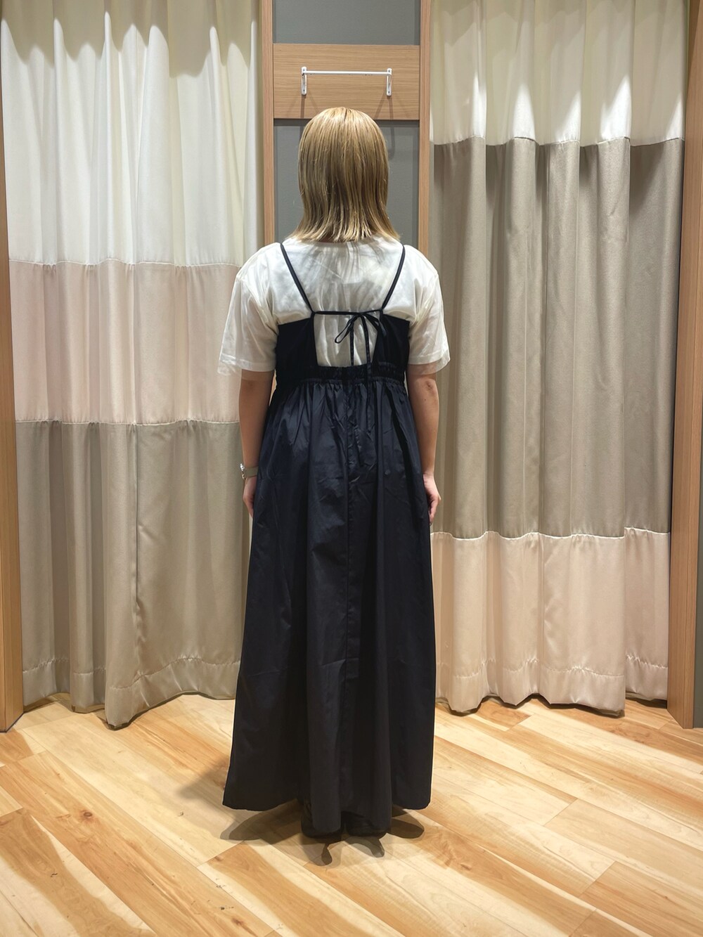 ブラック系のワンピース、ホワイト系のTシャツ/カットソー、ブラック系のドレスシューズを着用したレディースの夏コーディネートの3枚目の写真